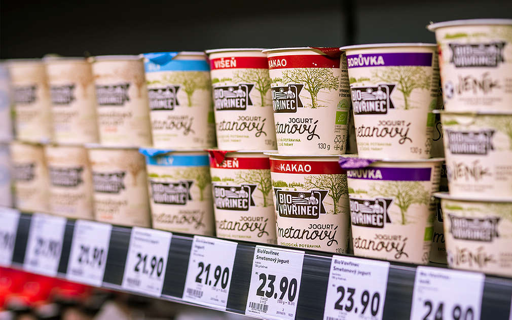Regionální jogurty v chladícím boxu v prodejně Kaufland.