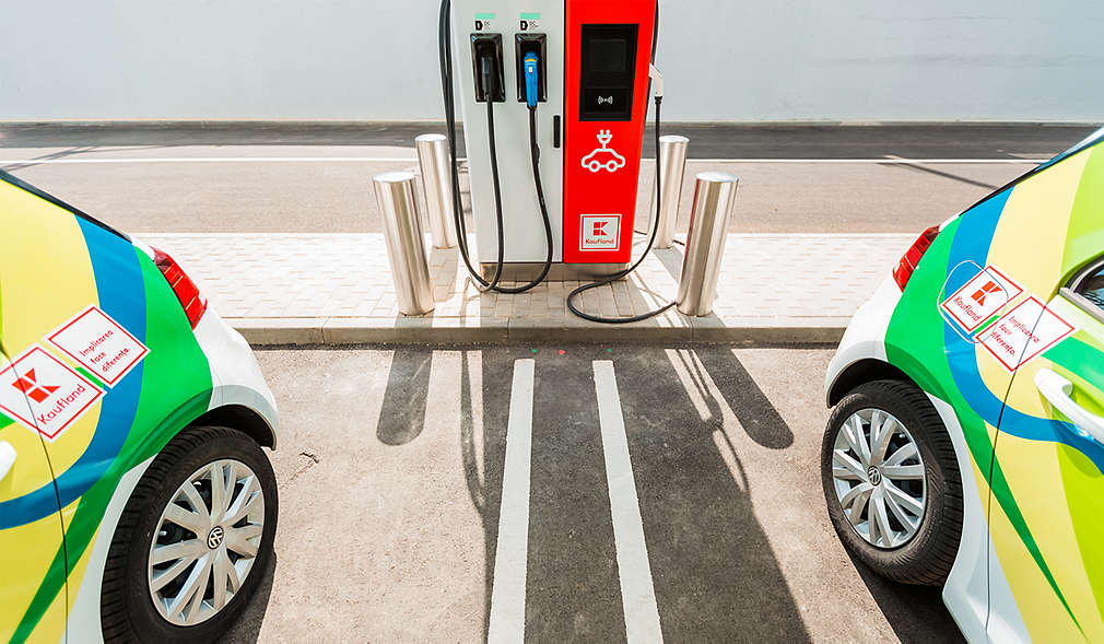 Stație de alimentare cu energie electrică verde la Kaufland