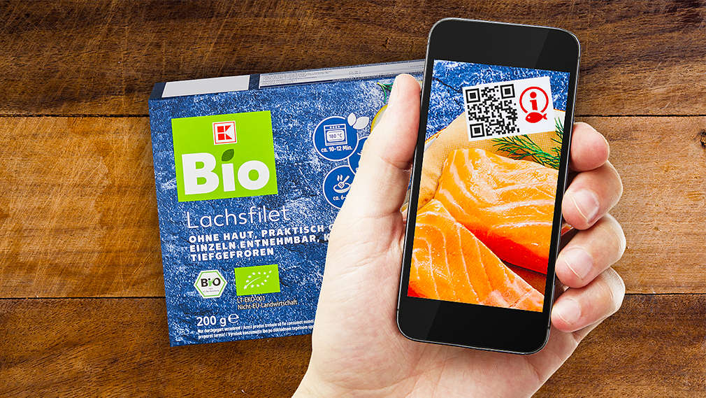 Smartphone scannt QR-Code eines Produktes von K-BIO