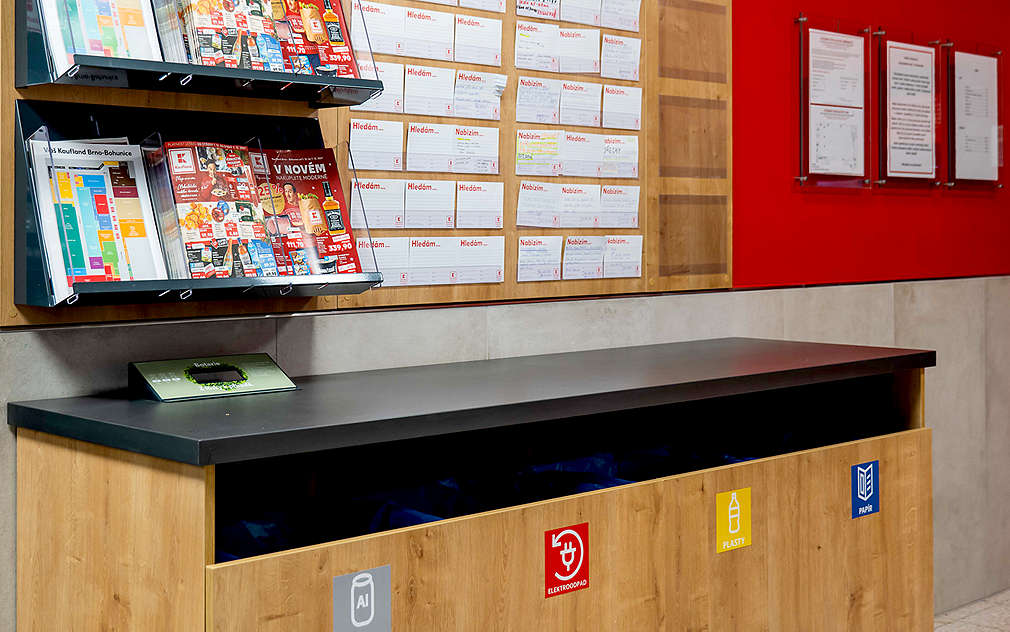 Sběrné místo recyklovaného materiálu v prodejně Kaufland 