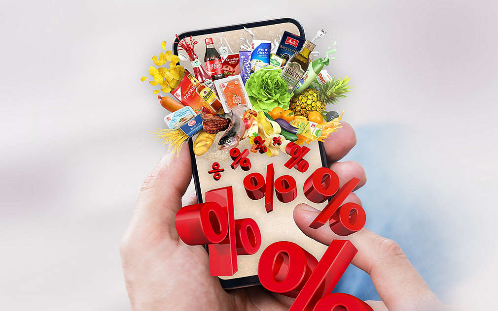 Изображение на млада жена, която изненадано гледа в своя смартфон.