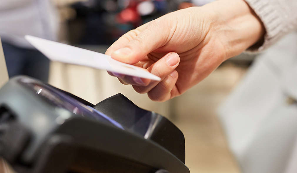 girocard wird vor Kartenlesegerät gehalten