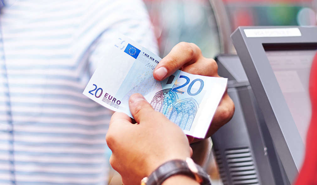 Kunde nimmt 20-Euro-Schein entgegen