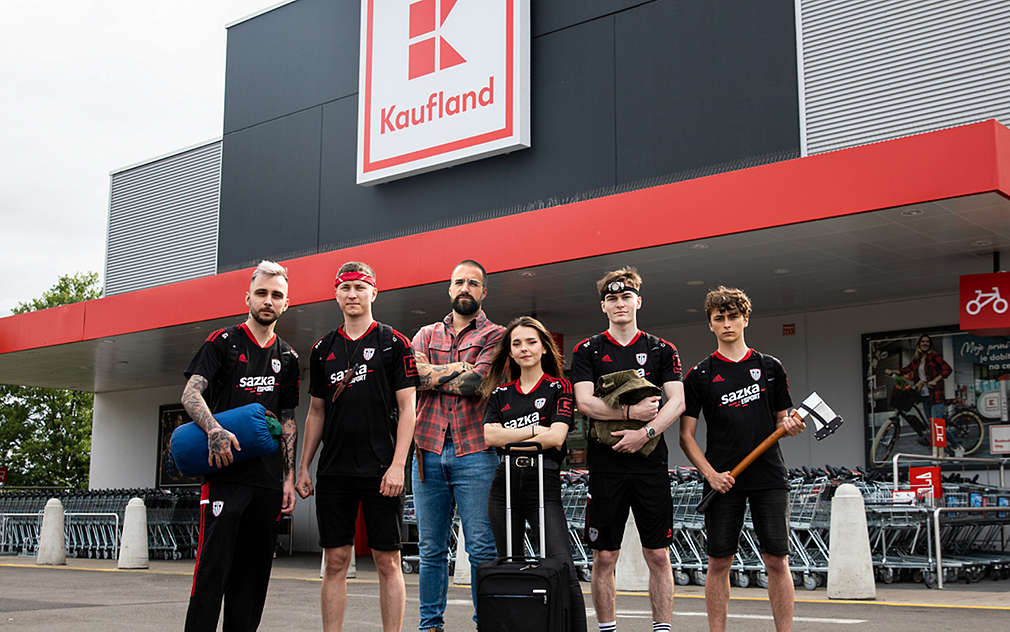 Sinners před prodejnou Kaufland.