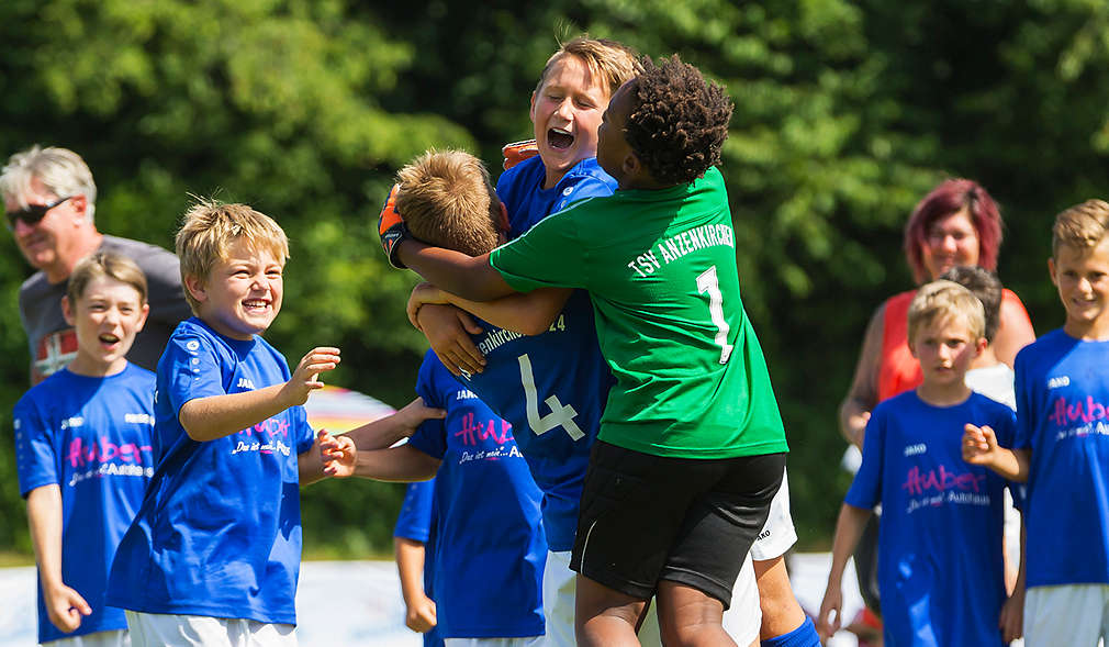 U11-Junioren-Fußballmannschaft jubelt und freut sich