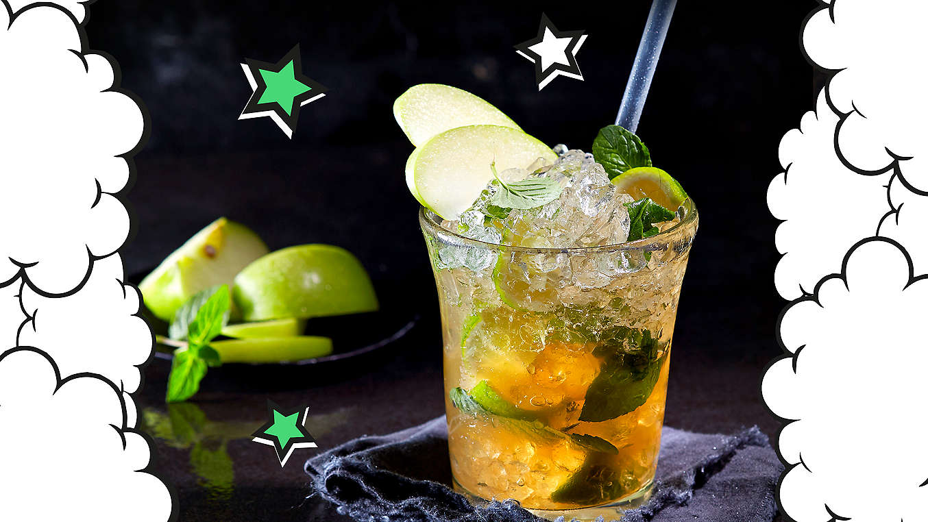 Dekoriertes Cocktail-Glas, das einen Apple Energy Mojito enthält