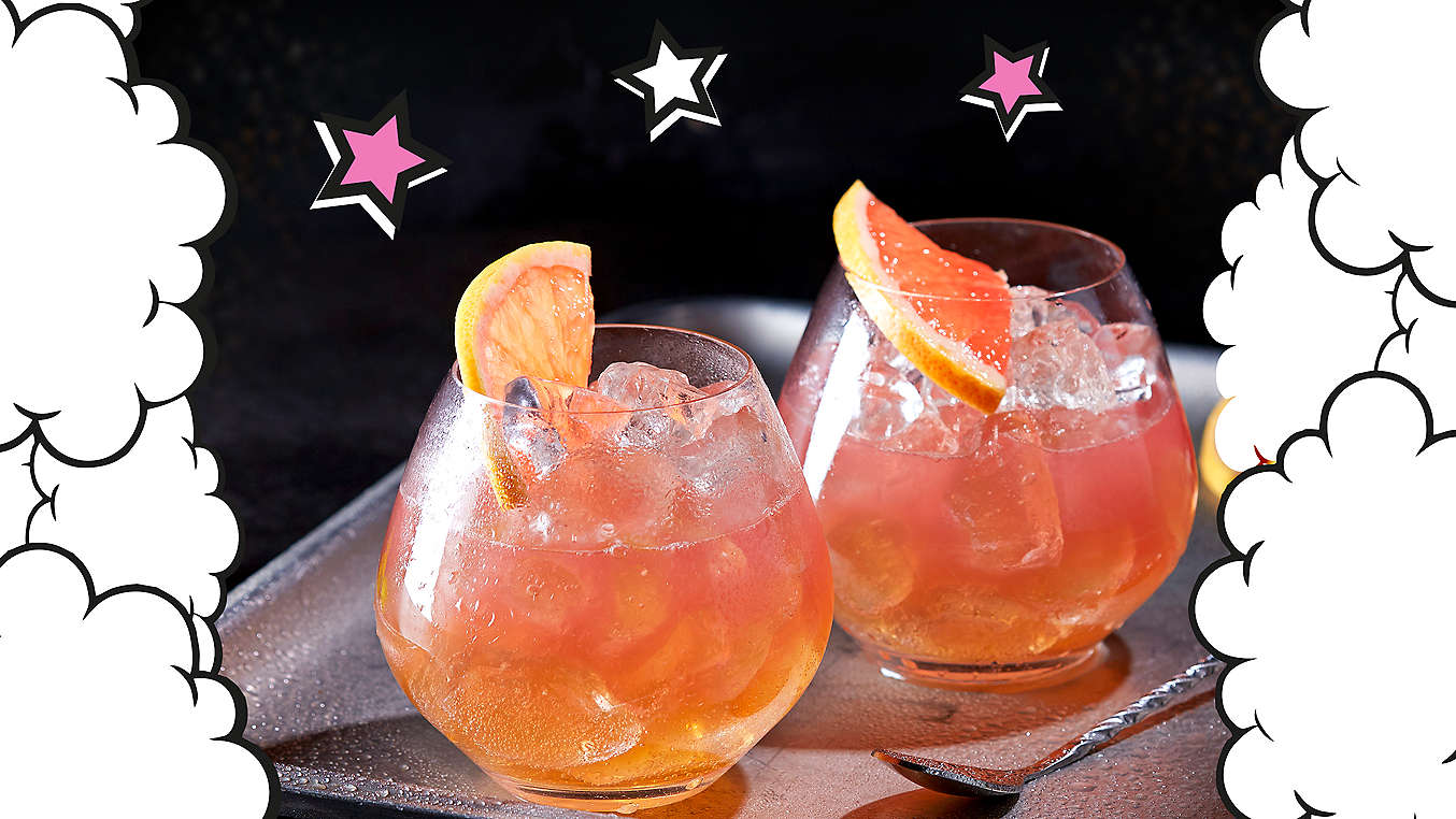 Dekoriertes Cocktail-Glas, das den Cocktail "Pink Grapefruit Energy" enthält
