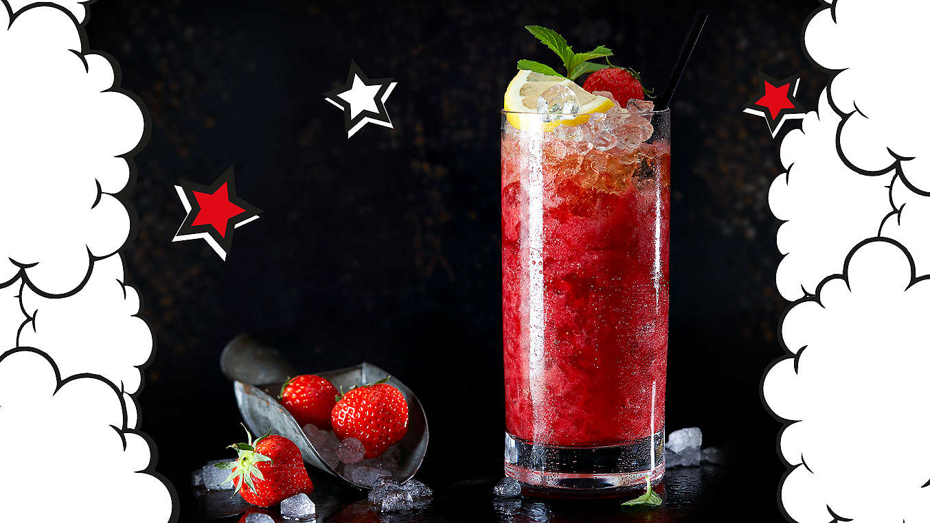 Dekoriertes Cocktail-Glas, das den Cocktail "Strawberry Wolf" enthält