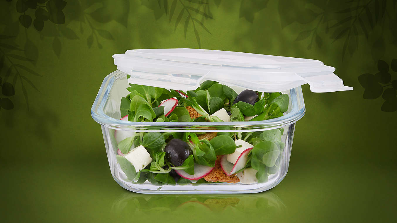 Ein frischer Salat in einer Vorratsdose aus Glas mit Deckel