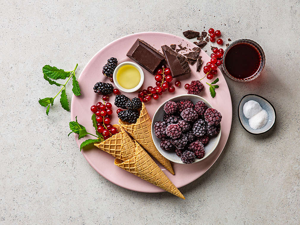 Eiswaffel, Brombeeren und Schokolade auf einem Teller