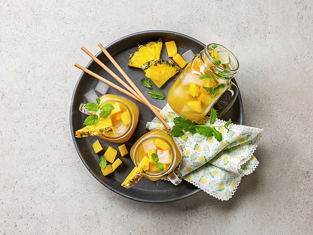 Mango-Ananas-Eistee in Gläsern