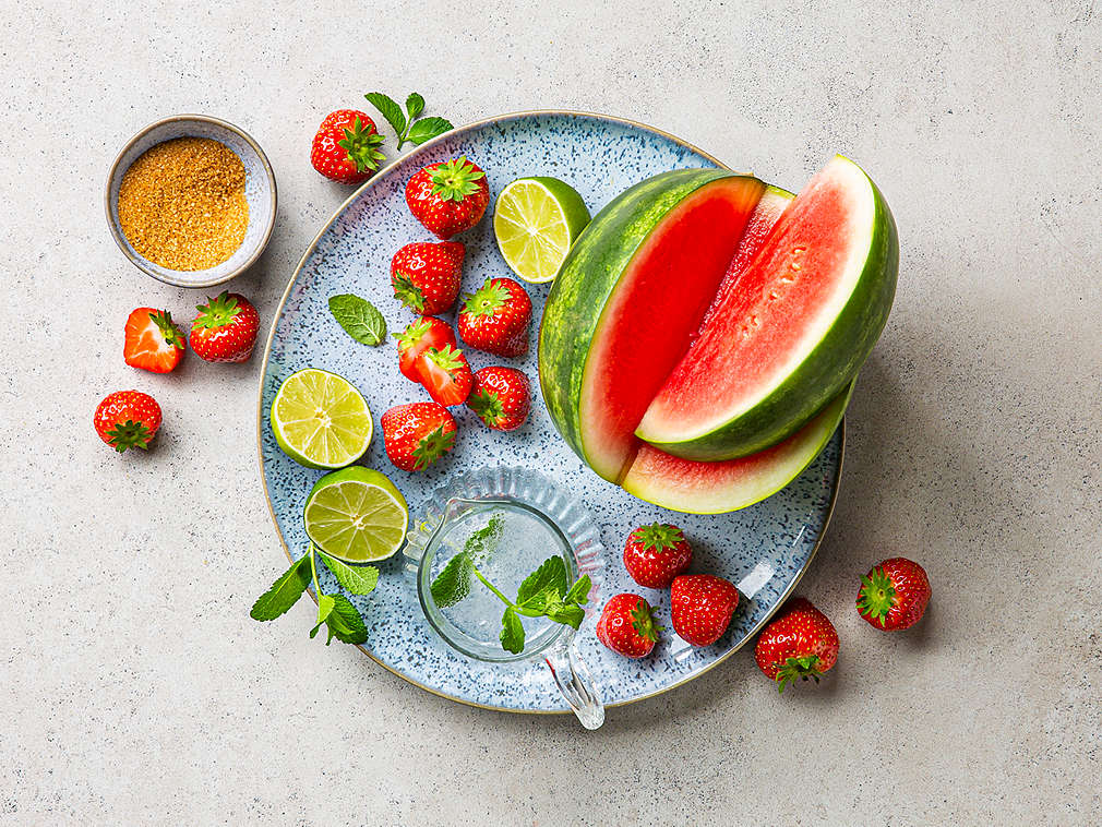 Wassermelone, Erdbeeren und Limetten auf einem Teller