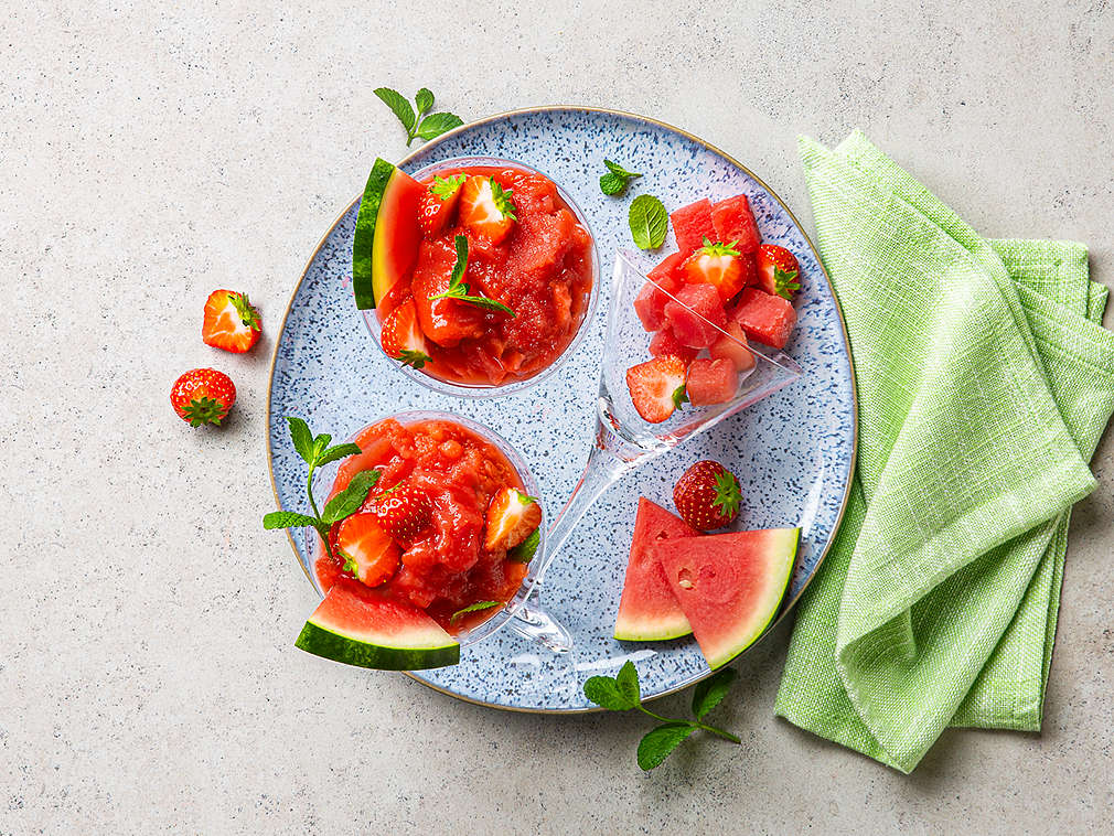 Wassermelonen-Erdbeer-Slush in Gläsern