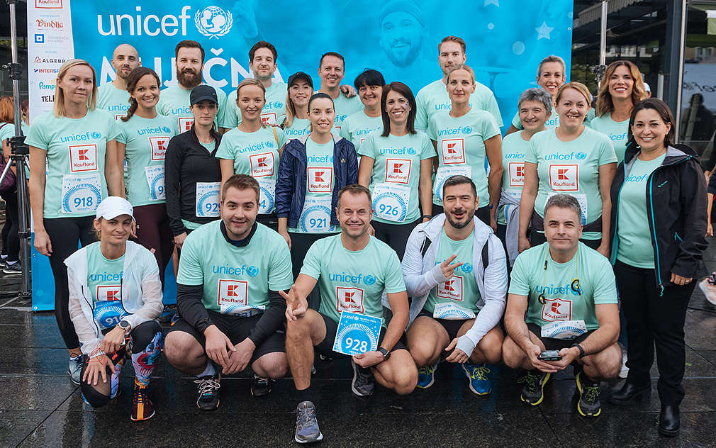 Grupna fotografija zaposlenika koji su sudjelovali u utrci.