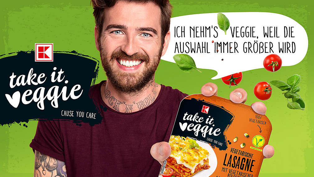 Junger Mann mit Gericht von K-take it veggie in der Hand