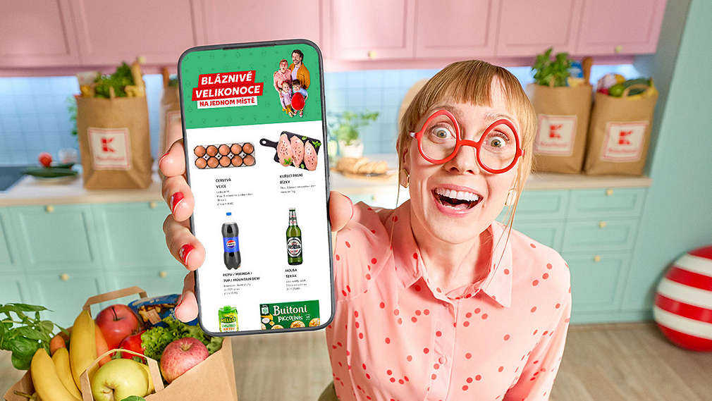 paní s mobilem a velikonoční motiv