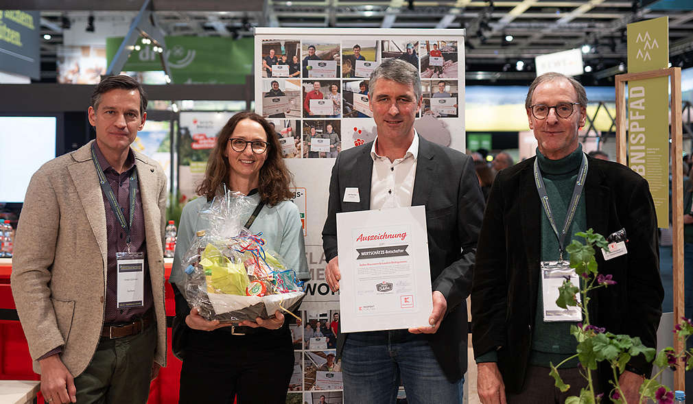 Auszeichnung der Kirchbühl GbR aus Hohenlohe zum Kaufland-Tierwohlbotschafter. Volker Baumann nimmt mit seiner Frau in Berlin die Auszeichnung entgegen.