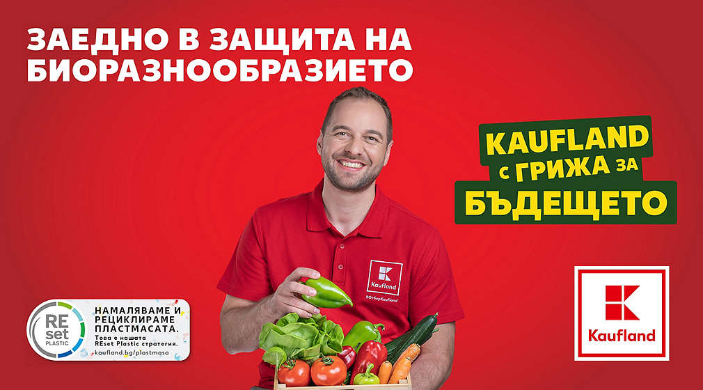 Изображение на мъж, държащ щайга със зеленчуци.