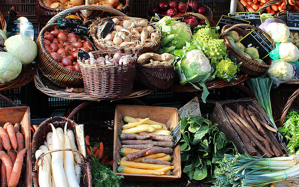 Čerstvé ovoce a zelenina v bedýnkách a košíkách