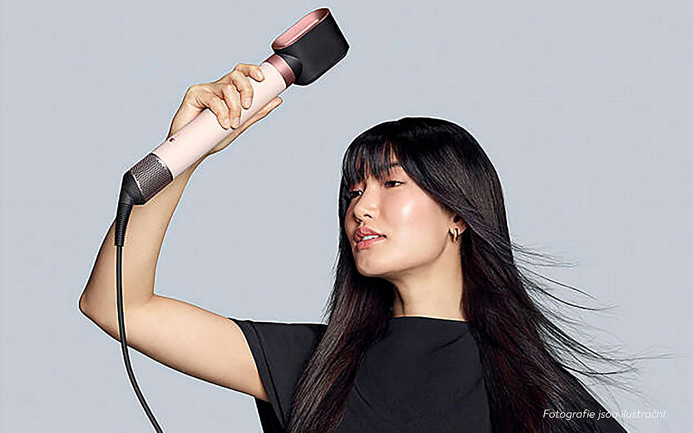 žena s produktem dyson na vlasy