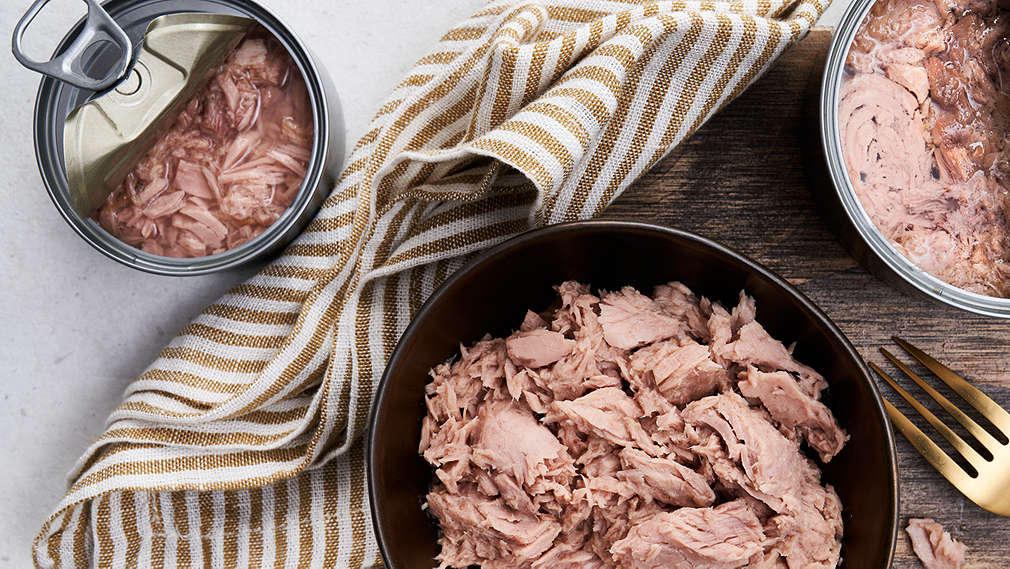 Slika tune u limenkama