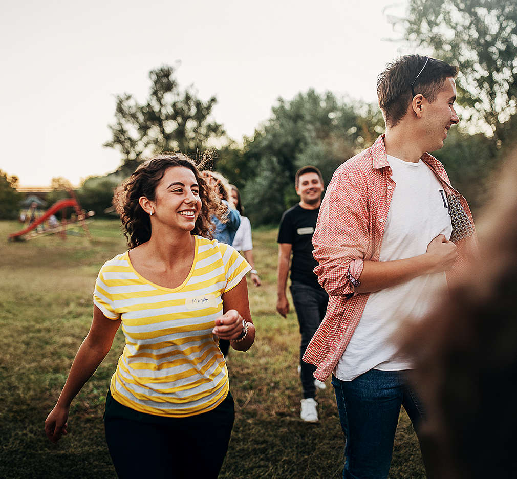 Usmívající se lidé v přírodě