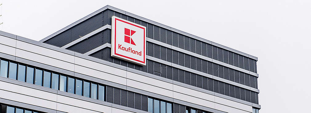Budynek centrali Kauflandu z logo