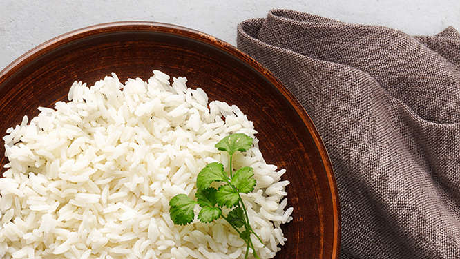 Basmatireis in einer braunen Schüssel