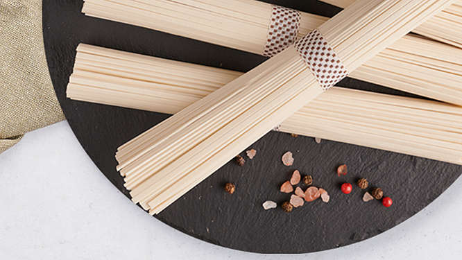 Udon-Nudeln auf einer schwarzen Platte