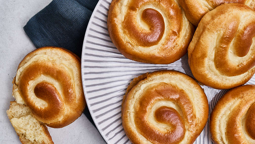 Imagine cu produse de panificație cu drojdie