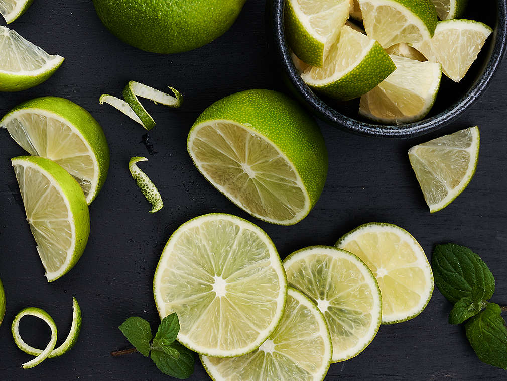 Limete, u komadu i narezane, na crnoj podlozi