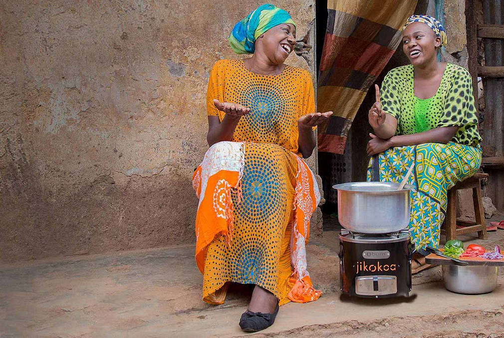 Eine peruanische Frau kocht