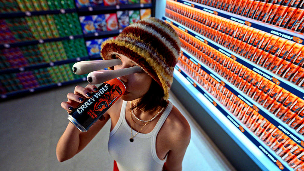 Изображение на момиче, пиещо CRAZY WOLF