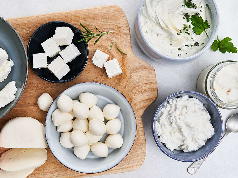 Детайлно изображение на прясно сирене и извара