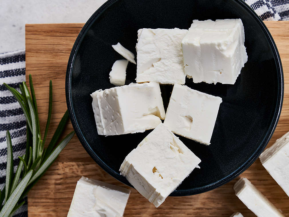 Детайлно изображение на прясно сирене Фета