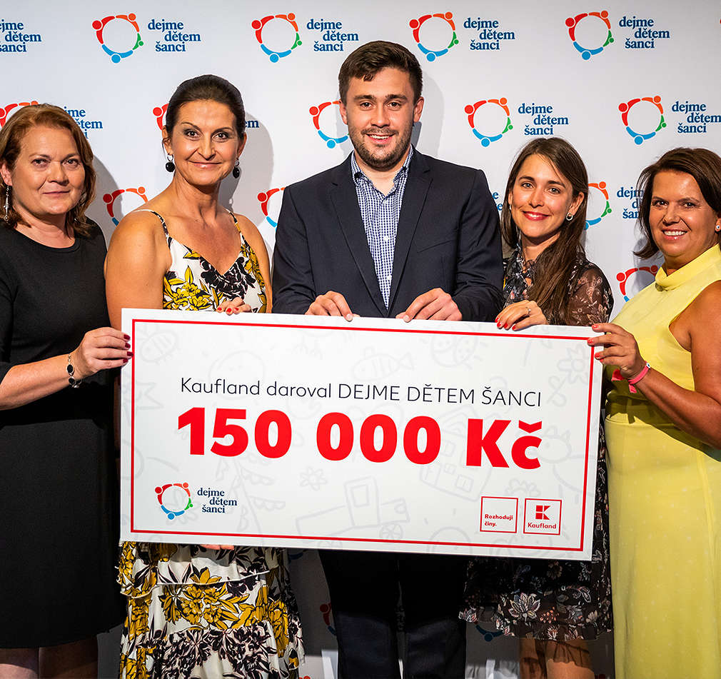 Zástupci společnosti Kaufland předávají šek na 150 000 Kč