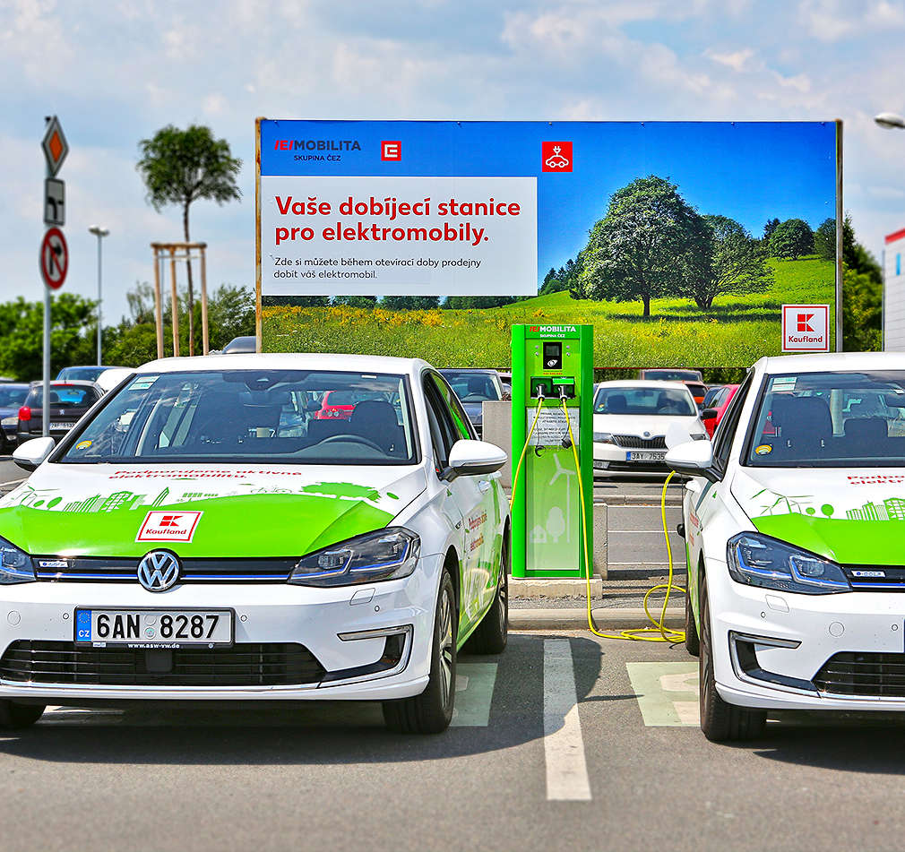 Elektromobily u dobíjecí stanice Kaufland.