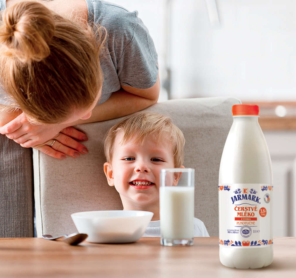 Maminka s chlapcem a mléko K-Jarmark
