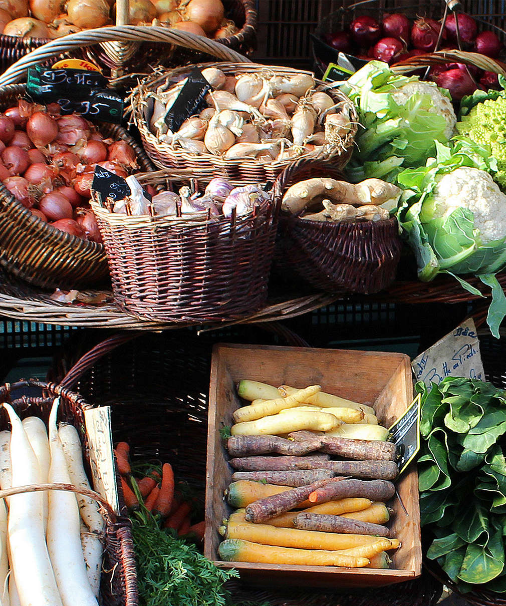 Изображение на плодове и зеленчуци в плетени кошници