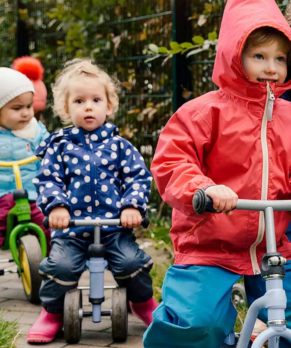 Изображение на малки деца, които карат колела