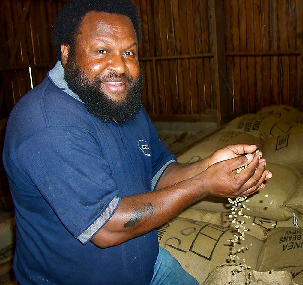 Изображение на производител на кафе и какао, който държи в ръцете си зърна