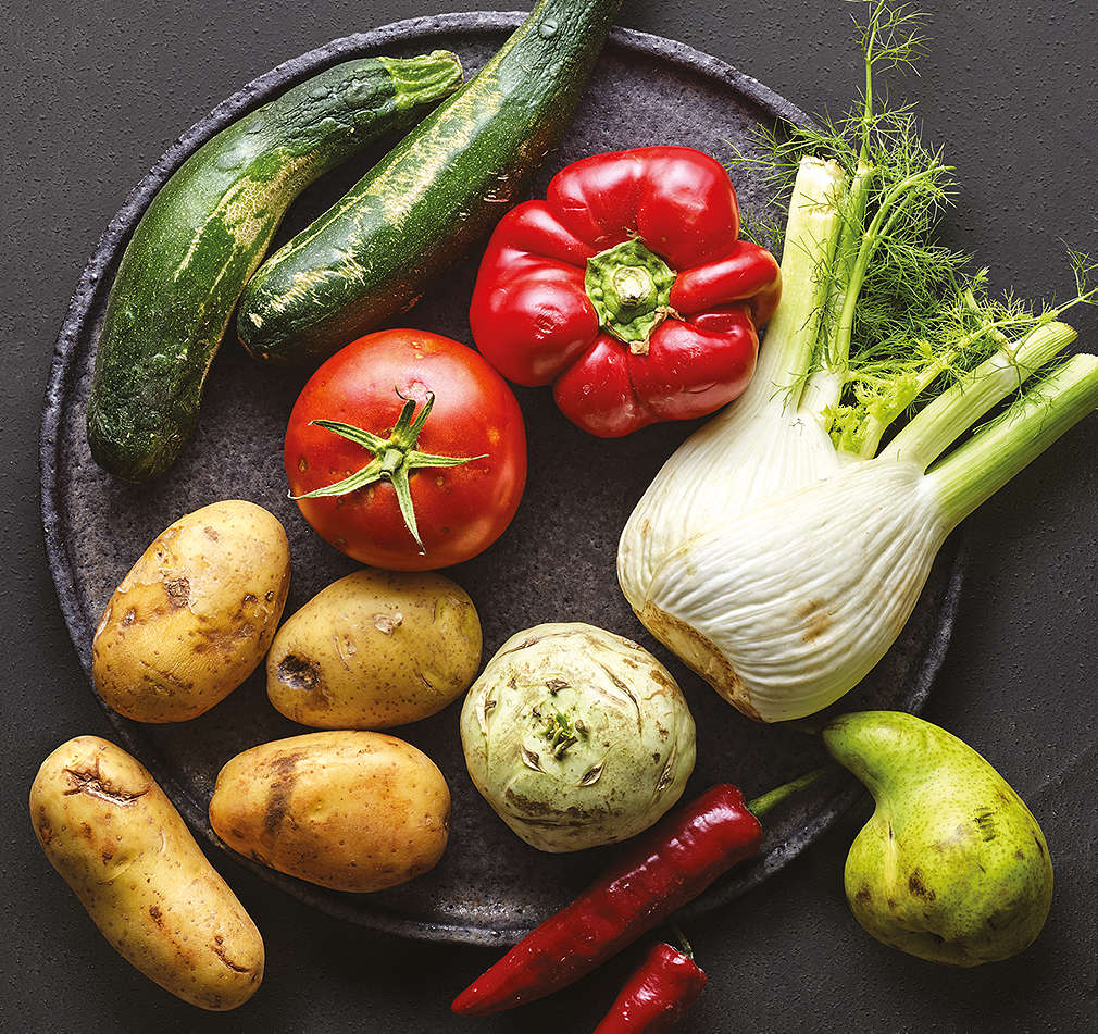 Teller mit Kartoffeln, Tomate, Paprika, Fenchel, Gurken, Kohlrabi und Birne