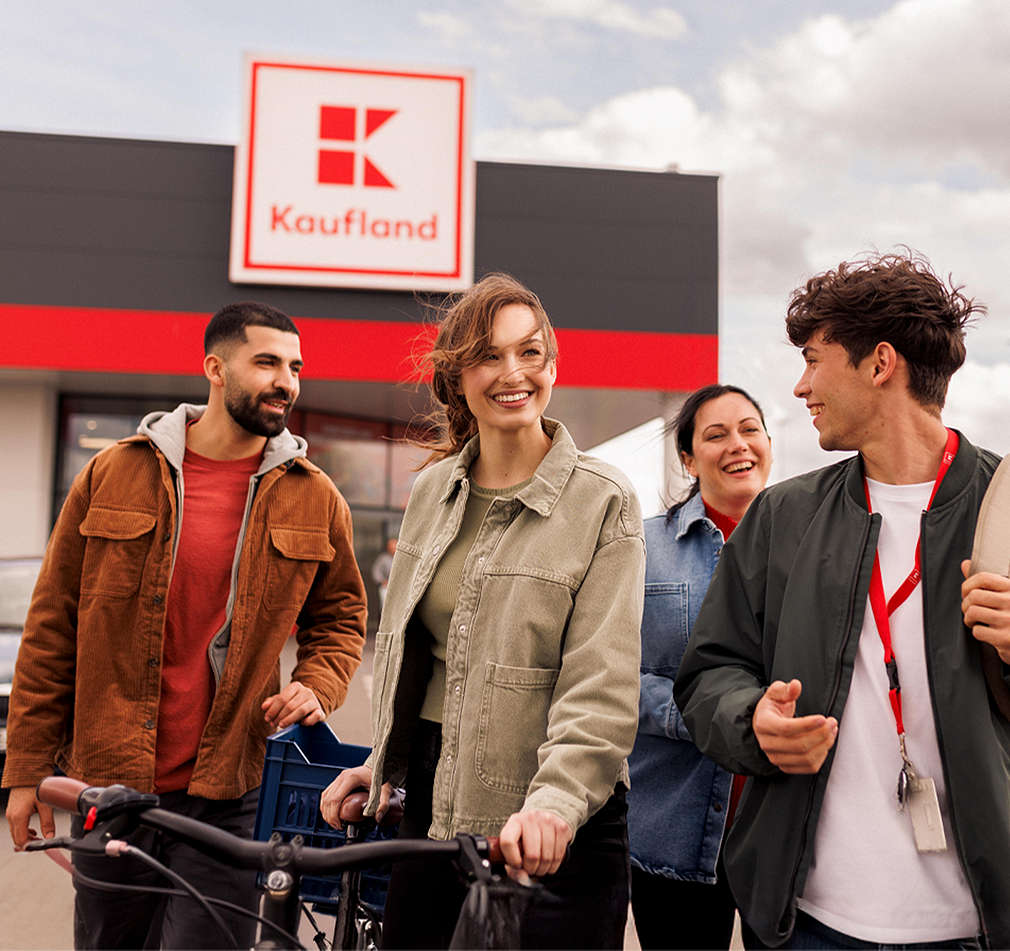 Luftaufnahme: Mitarbeiter aus Vertireb, Logistik und Zentrale bilden das Kaufland-Logo