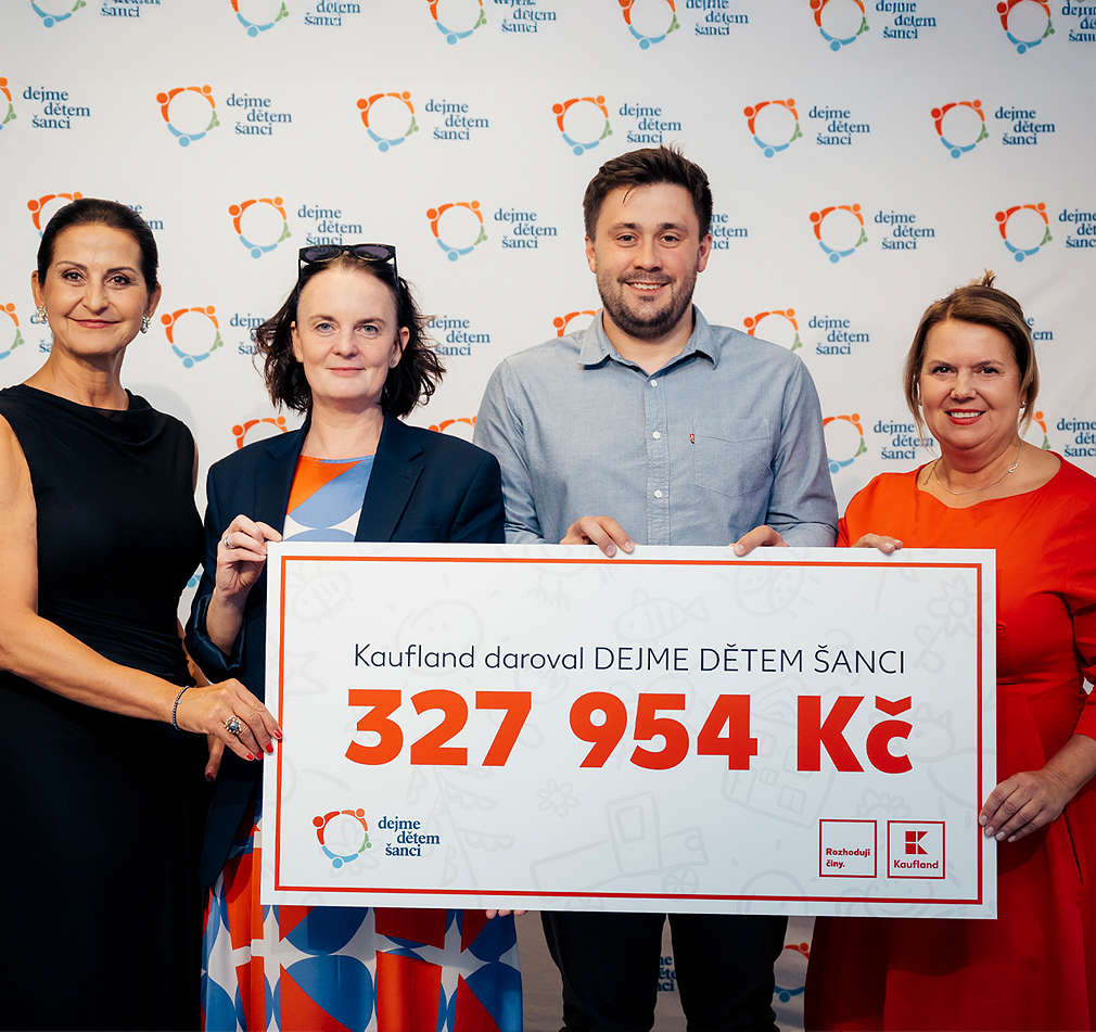 Zástupci společnosti Kaufland předávají šek na 327 954 Kč