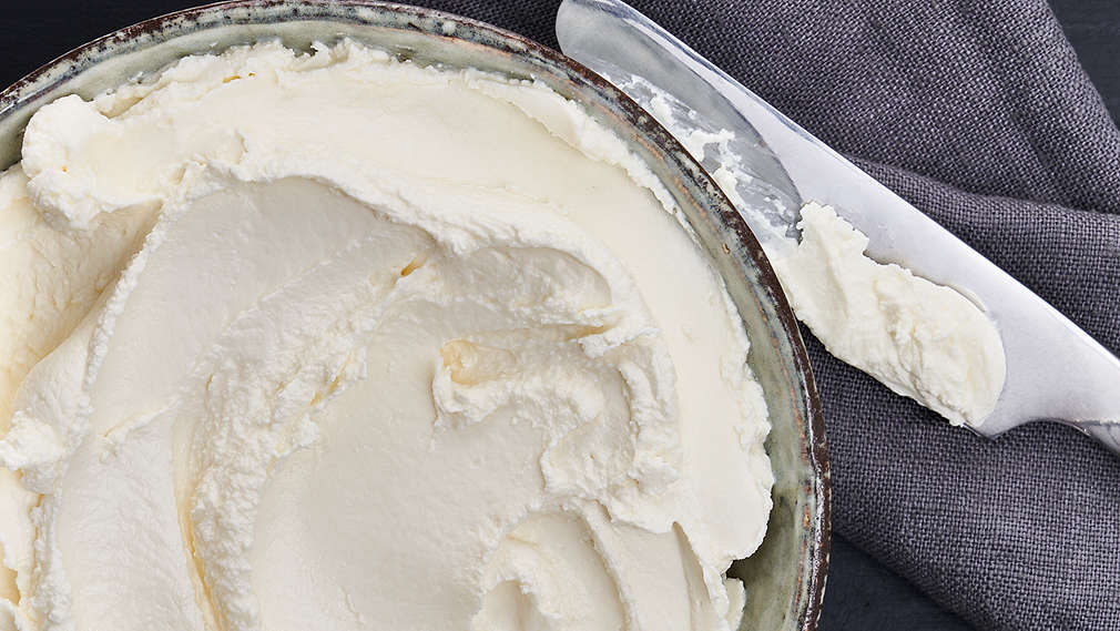 Slika sira s dva vrhnja