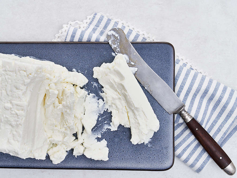 Čerstvý sýr Schichtkäse v detailním pohledu