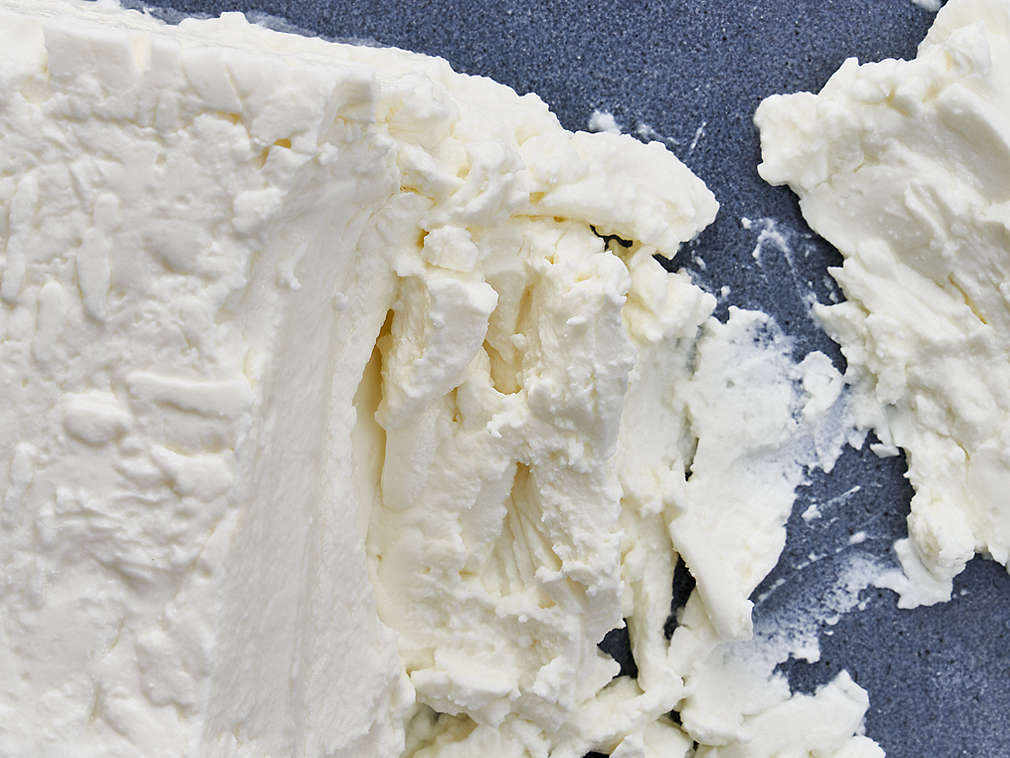 Čerstvý sýr Schichtkäse v detailním pohledu