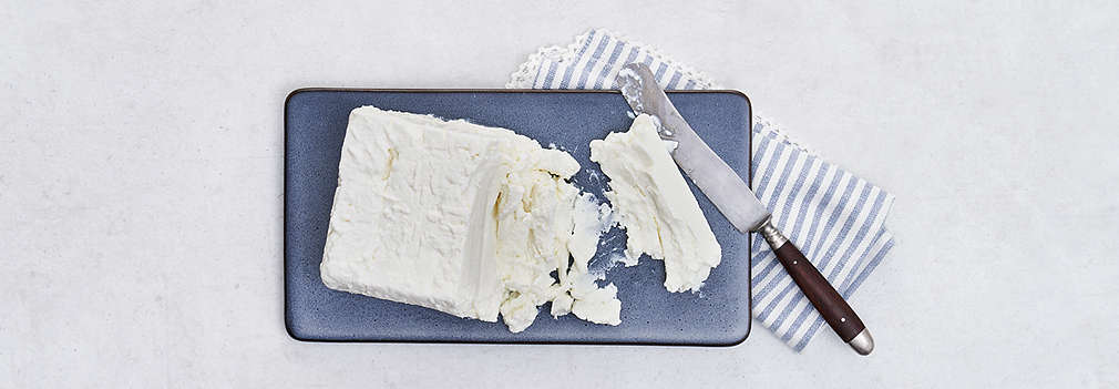 Slika svježeg slojevitog sira