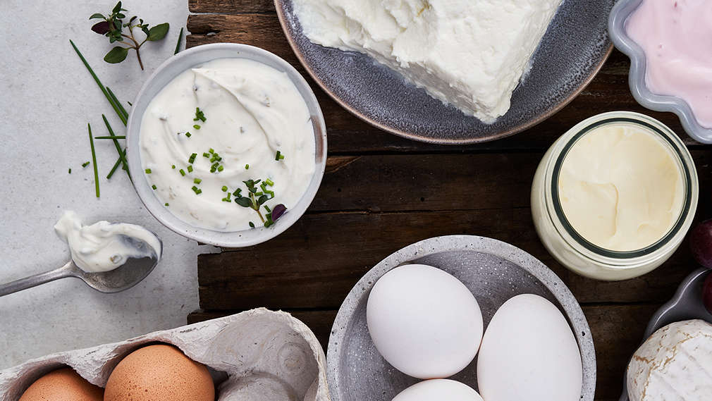 Abbildung verschiedener Milchprodukte und Eier