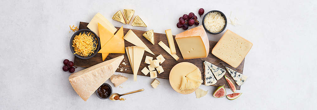 Изображение со свежим твердым сыром и полутвердым сыром